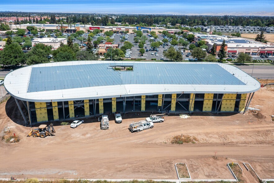 More Photos Of 700 W Herndon Ave, Clovis Unknown For Lease