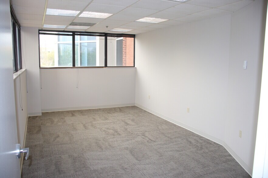 More Photos Of 21495 Ridgetop Cir, Sterling Medical For Lease