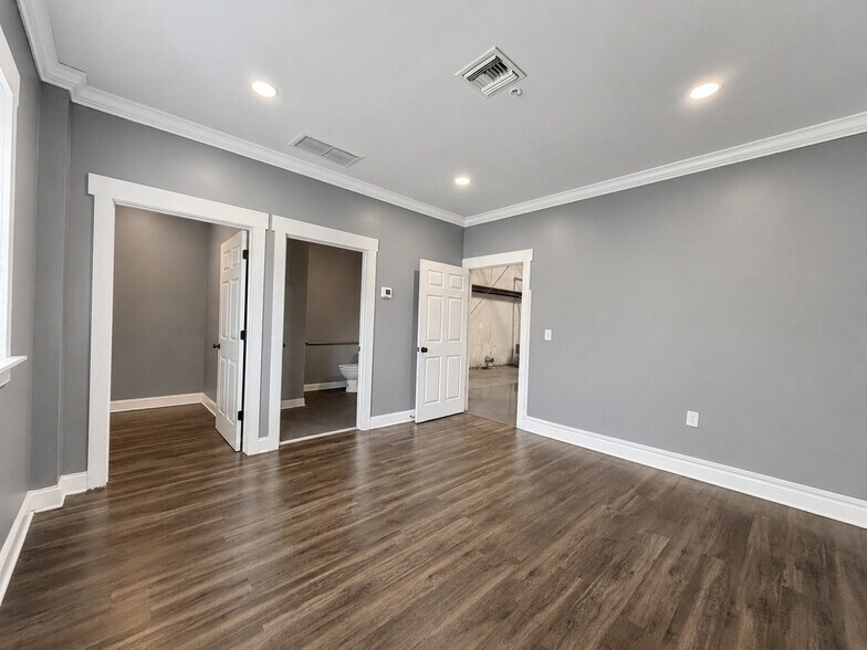More Photos Of 7076 Davis Creek Rd, Jacksonville Warehouse For Lease