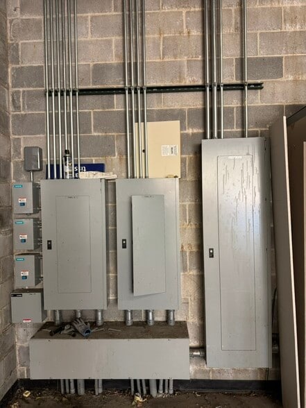 More Photos Of 10006-10056 W Florissant Ave, Saint Louis Storefront For Lease