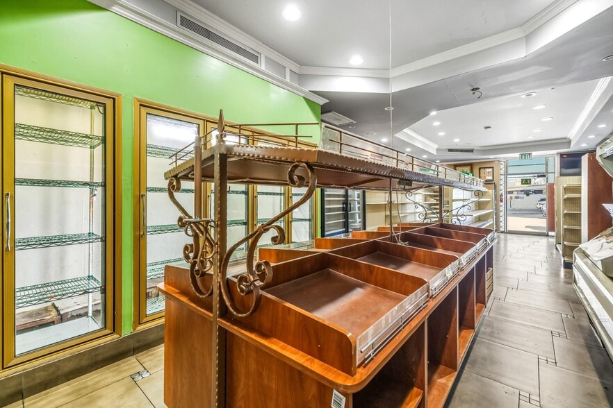 More Photos Of 5075 Hollywood Blvd, Los Angeles Restaurant For Lease