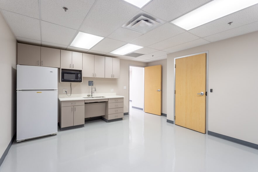 More Photos Of 10731 Gulfdale St, San Antonio Distribution For Sale