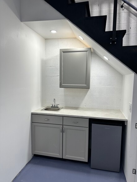 More Photos Of 958 Service St, West Palm Beach Warehouse For Lease