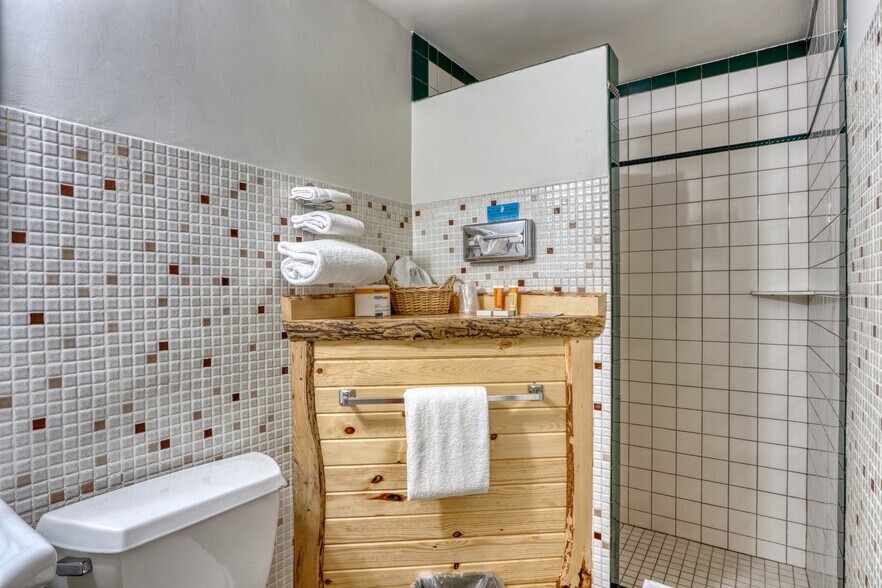 More Photos Of 10429 State Road 27, Hayward Hotel For Sale