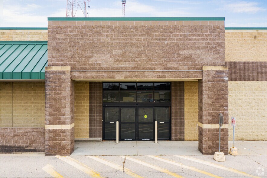 More Photos Of 620-642 S Whitney Way, Madison Freestanding For Lease