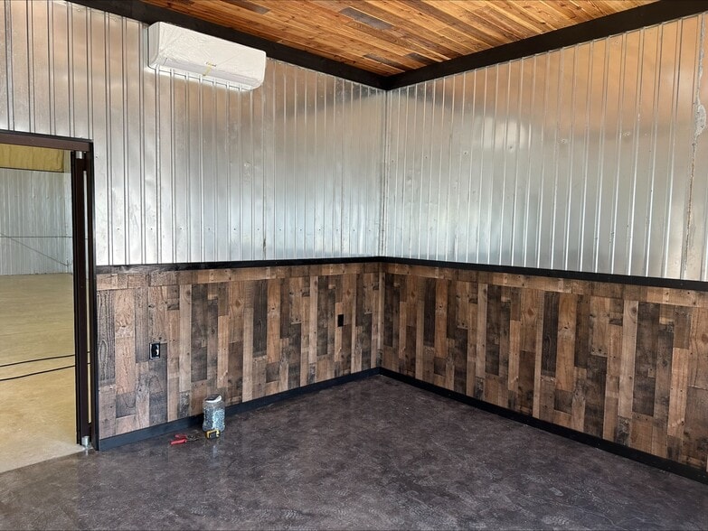 More Photos Of 1055 FM 2623, Seguin Showroom For Lease