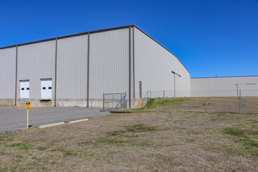 More Photos Of 428 Gibbons Rd, Sherman Manufacturing For Lease