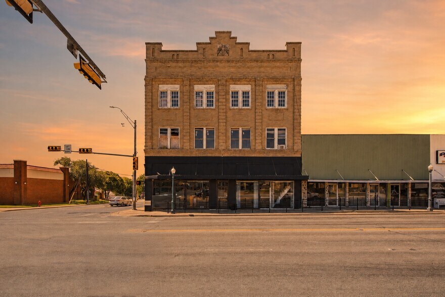 More Photos Of 100 W Central Ave, Comanche General Retail For Sale