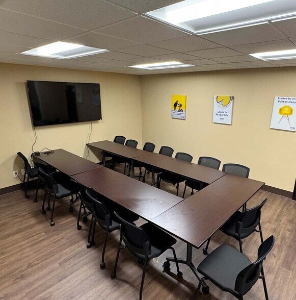 More Photos Of 698 12th St SE, Salem Office For Lease