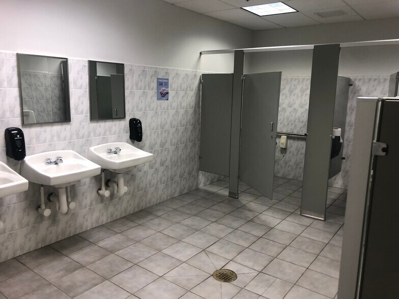 More Photos Of 700 Hicksville Rd, Bethpage Warehouse For Lease