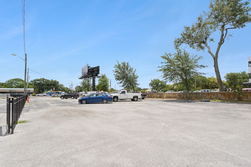 More Photos Of 690 N Semoran Blvd, Orlando Land For Lease