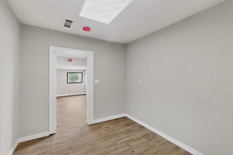 More Photos Of 3818 S Lancaster Rd, Dallas Showroom For Lease