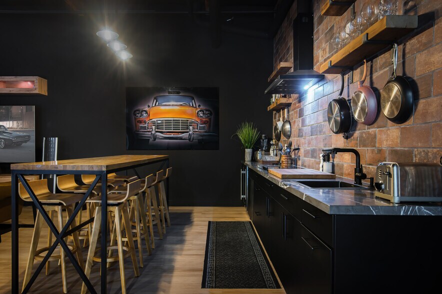 More Photos Of 3080 Airway Ave, Costa Mesa Showroom For Sale