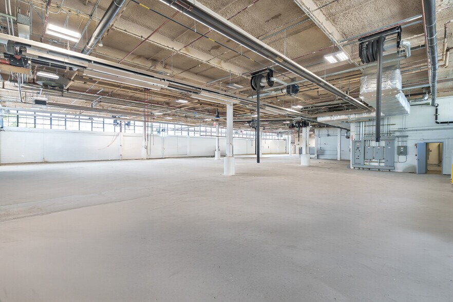 More Photos Of 2710 49th Ave, Long Island City Warehouse For Lease