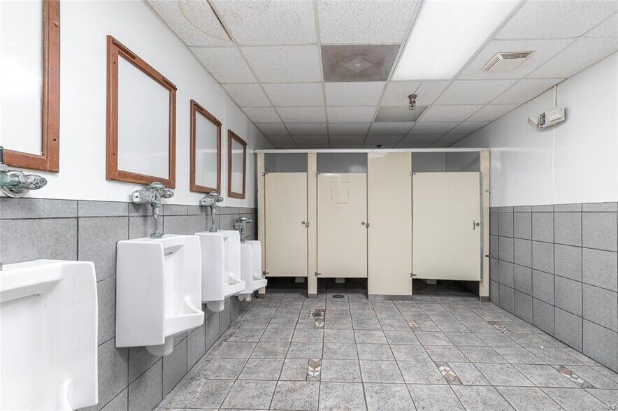 More Photos Of 512 Old Route 66, Saint Robert Showroom For Sale