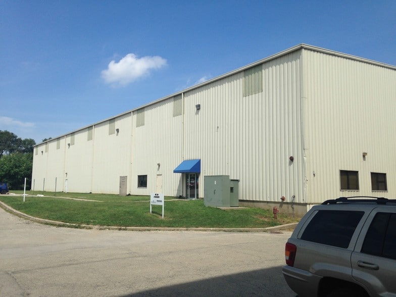 More Photos Of 901 N Batavia Ave, Batavia Showroom For Lease