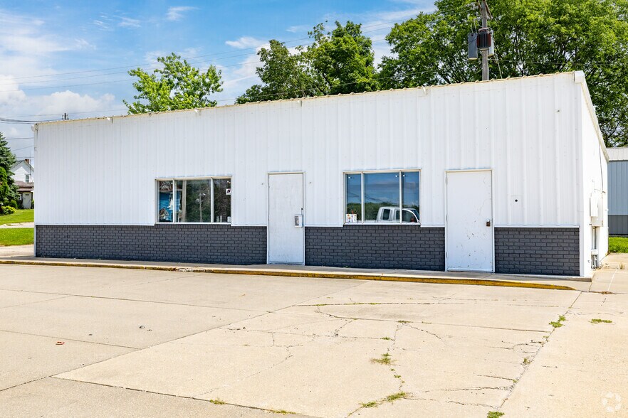 Primary Photo Of 401 S County Rd, Toledo General Retail For Sale