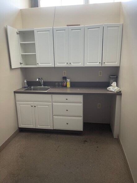 More Photos Of 100 Commerce Dr, Freehold Manufacturing For Lease