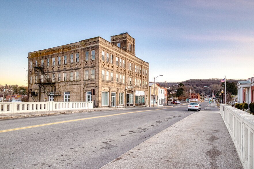 More Photos Of 110 N Washington Ave, Pulaski Flex For Sale