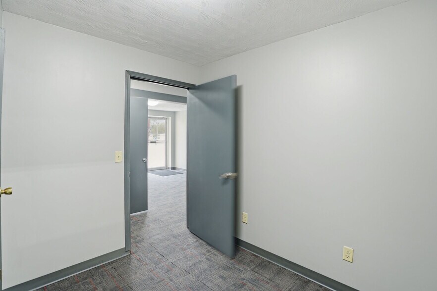 More Photos Of 3499 E Main St, Kalamazoo Auto Repair For Lease