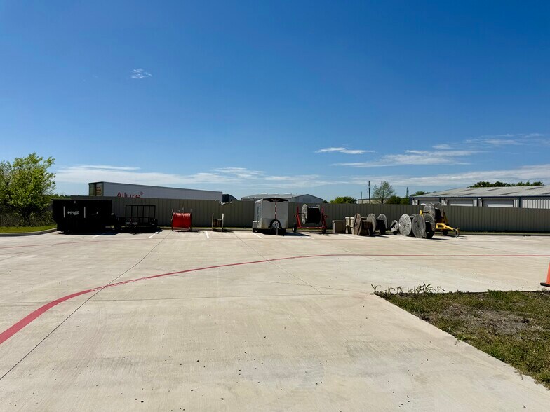 More Photos Of 227 National Dr, Rockwall Flex For Sale