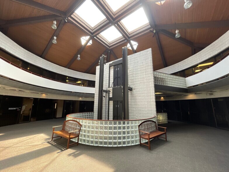 More Photos Of 950 Lee St, Des Plaines Office For Lease