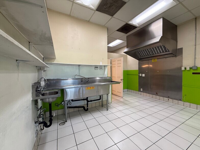 More Photos Of 18125 Saticoy St, Reseda General Retail For Lease