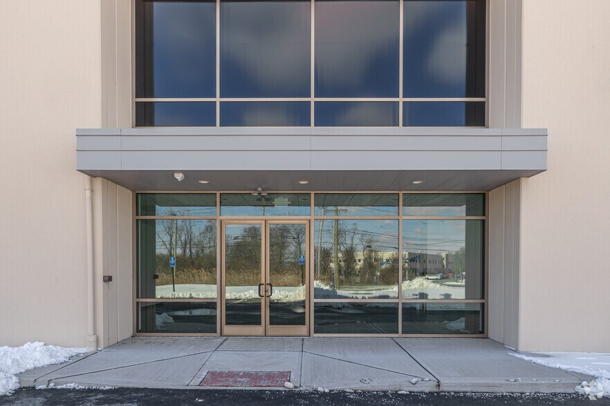 More Photos Of 975 Lordship Blvd, Stratford Warehouse For Lease