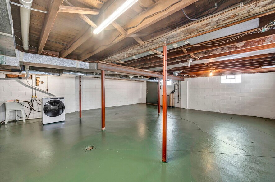 More Photos Of 4085 Herner County Line Rd, Southington Showroom For Sale