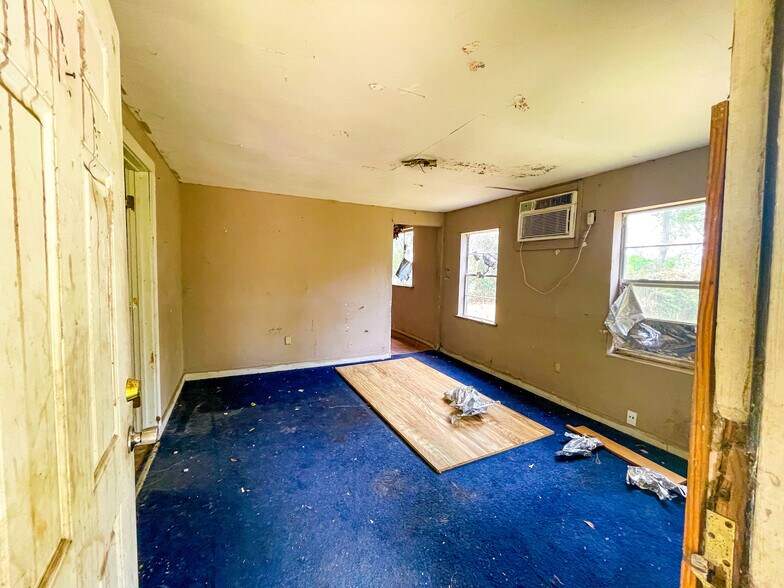 More Photos Of 2305 N Main St, Vidor Flex For Sale