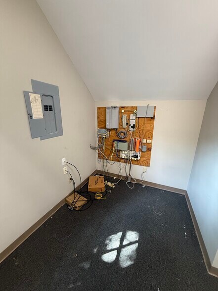 More Photos Of 611 E Glenn Ave, Auburn Office For Lease