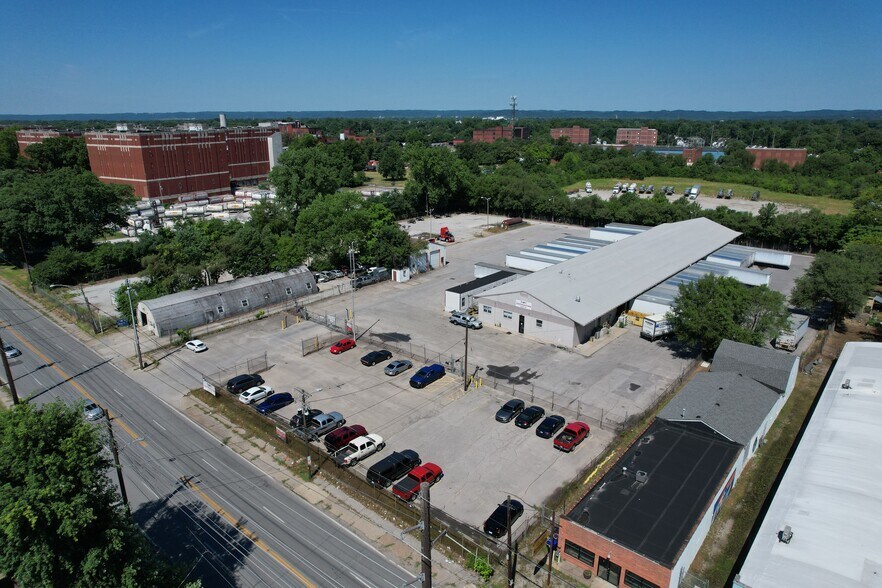 More Photos Of 2220 S 7th St, Louisville Truck Terminal For Lease