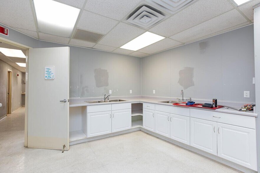 More Photos Of 872 E Sahara Ave, Las Vegas Medical For Lease