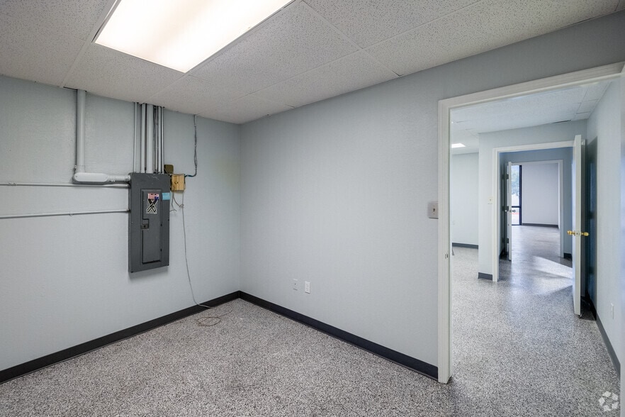 More Photos Of 1110 W Harris Rd, Arlington Warehouse For Lease