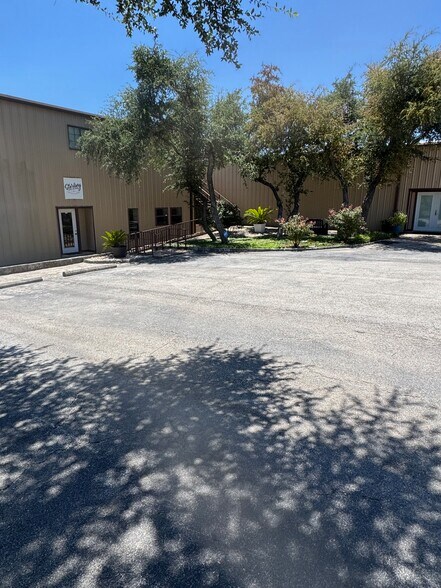 More Photos Of 100 S Canyonwood Dr, Dripping Springs Unknown For Lease