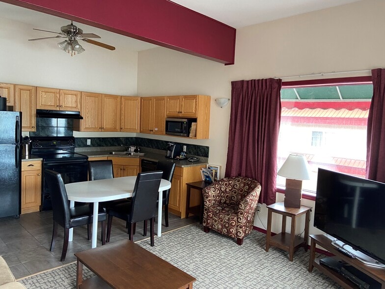 More Photos Of 274 Lakeshore Dr, Penticton Hotel For Sale