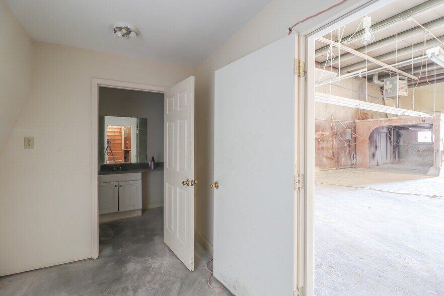 More Photos Of 1292 SW 125th Rd, Holden Light Manufacturing For Sale