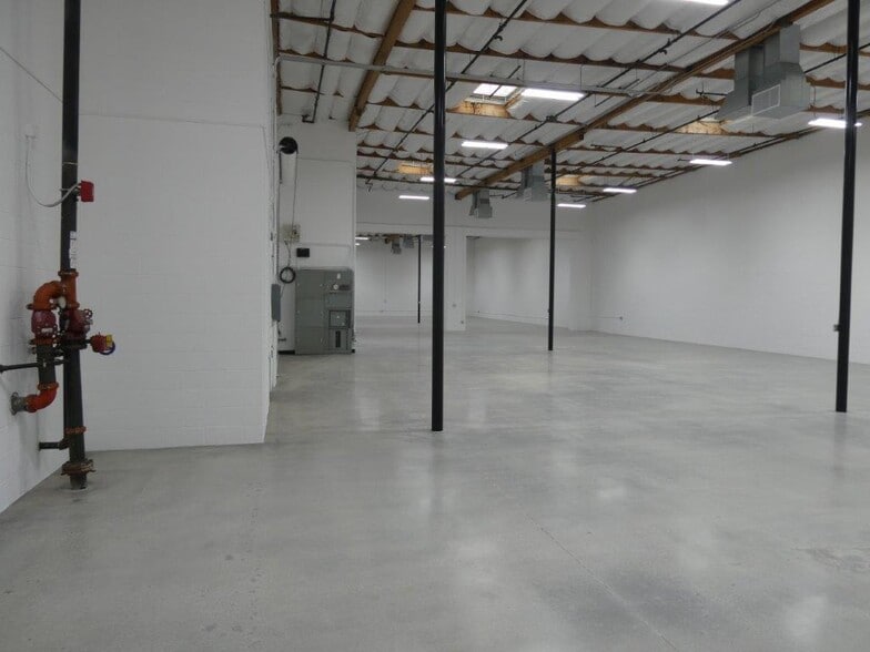 More Photos Of 1411 Railroad St, Glendale Warehouse For Lease