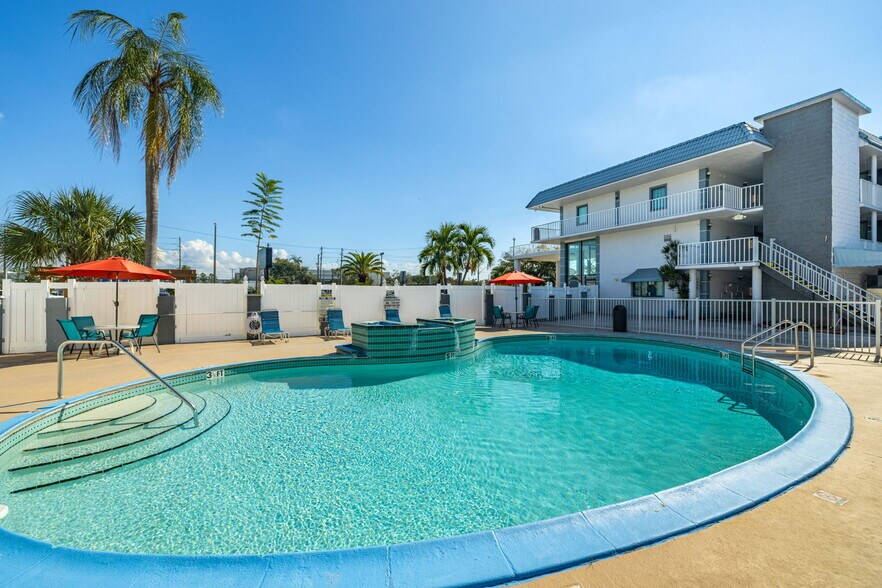 More Photos Of 1400 34th St N, Saint Petersburg Hotel For Sale