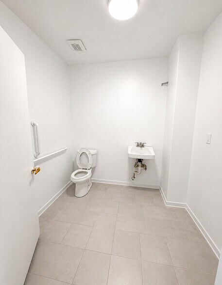 More Photos Of 3508 Wellsite Dr, Norman Distribution For Sale