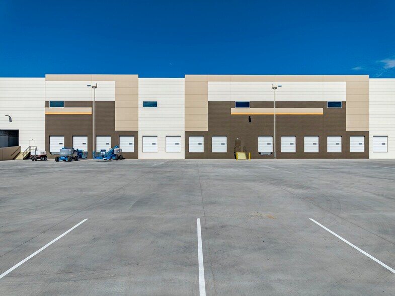 More Photos Of 13290 W Sweetwater Ave, Surprise Distribution For Lease