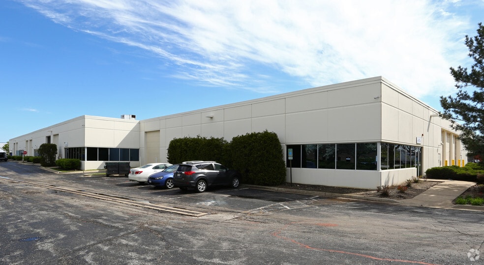 More Photos Of 351-425 Country Club Dr, Bensenville Warehouse For Lease