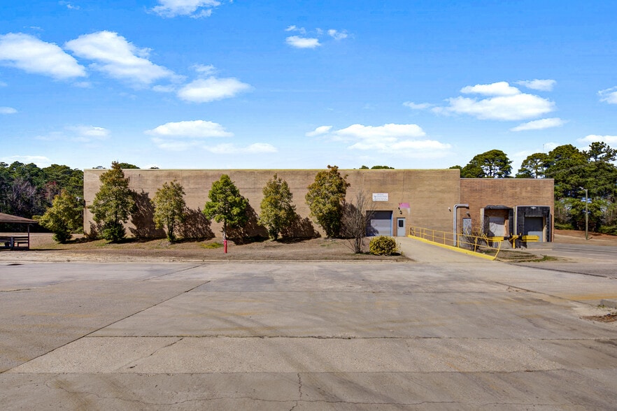 More Photos Of 3036 Gillespie St, Fayetteville Manufacturing For Lease