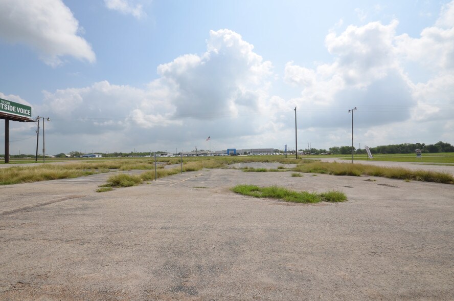 More Photos Of 1823 N Frontage Rd, Beeville Office For Sale