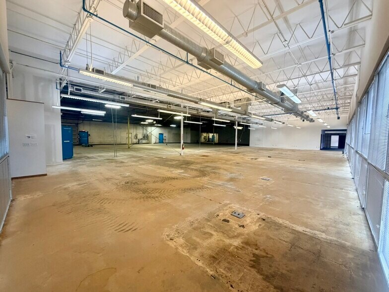 More Photos Of 9797-10161 E Admiral Pl, Tulsa Showroom For Lease