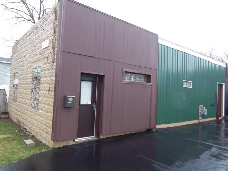 More Photos Of 495 N Perry St, Pontiac Manufacturing For Lease