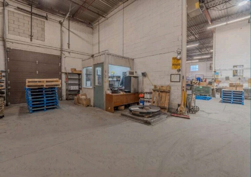 More Photos Of 375-455 Deslauriers Rue, Saint-Laurent Warehouse For Lease