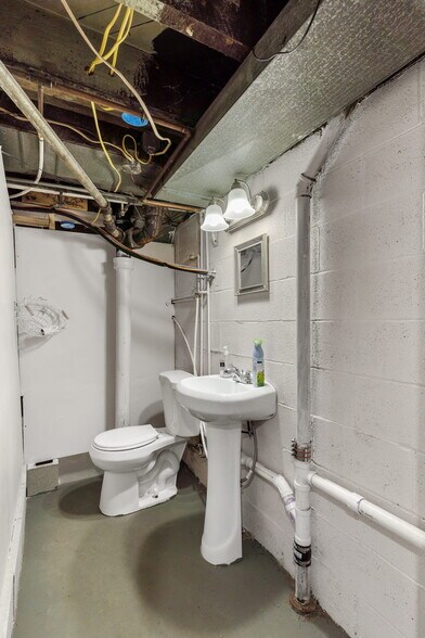 More Photos Of 565 S Meridian Rd, Youngstown Freestanding For Sale