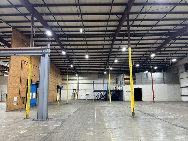 More Photos Of 301 Avenue 11 NW, Atkins Warehouse For Lease