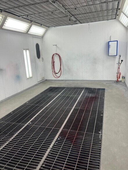 More Photos Of 1100 W 41st St, Baltimore General Retail For Sale